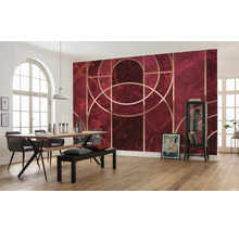 Woonkamer met patroonbehang, eettafel en stoelen