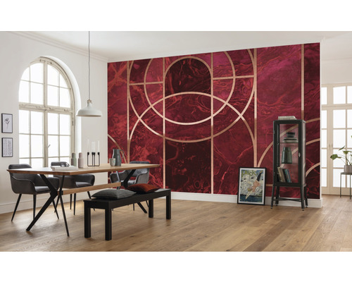 Woonkamer met patroonbehang, eettafel en stoelen