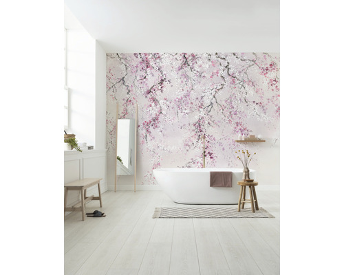 Badkamer met bloemenbehang, vrijstaand bad en houten vloer