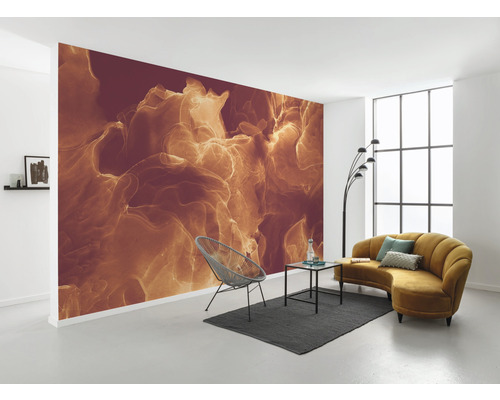 Lichte kamer met fotobehang met patroon, stoel, tapijt en bank.