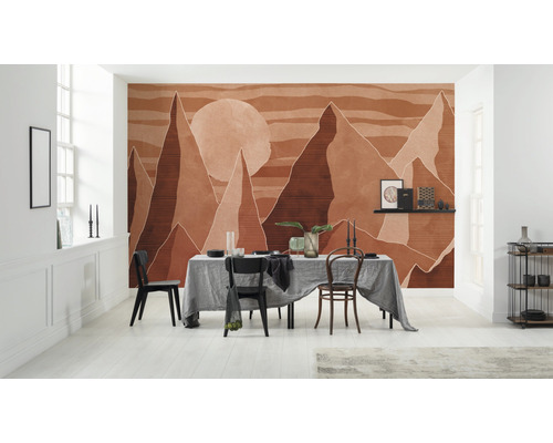 Eetkamer met tafel, stoelen en fotobehang met bergmotief