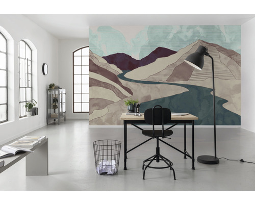 Kantoor met bureau, stoel, vloerlamp en vliesbehang met bergmotief
