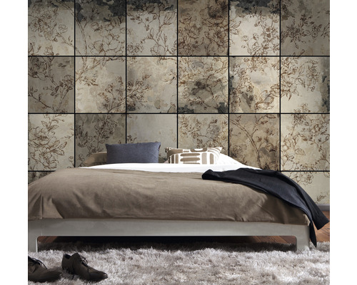 Slaapkamer met wandpanelen met bloemmotief achter een bed