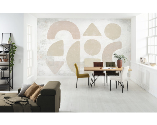 Lichte woonkamer met bank, eettafel en geometrisch behang