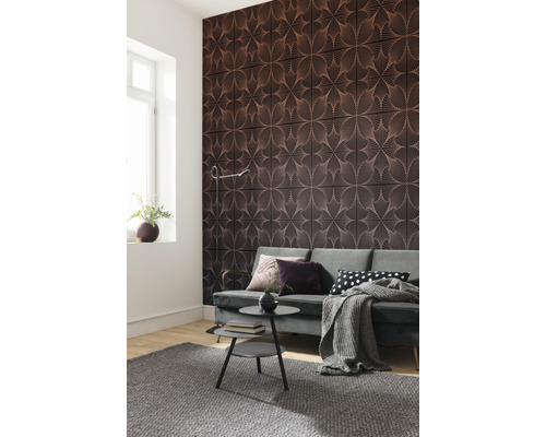 Woonkamer met patroon wandbekleding, bank en tapijt