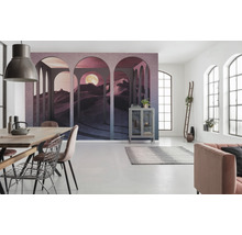 Lichte ruimte met fotobehang woestijn met maan, eettafel, stoelen, vitrinekast en bank.