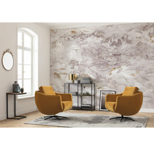 Woonkamer met twee fauteuils, wandbehang met berglandschap en decoraties