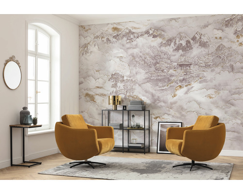 Woonkamer met twee fauteuils, wandbehang met berglandschap en decoraties