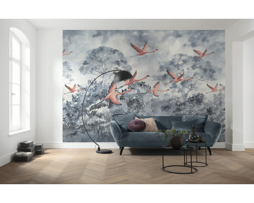 Woonkamer met fotobehang, bank, staande lamp en tafel