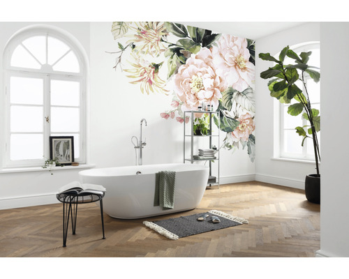 Badkamer met ligbad, muursticker met bloemmotief en houten vloer