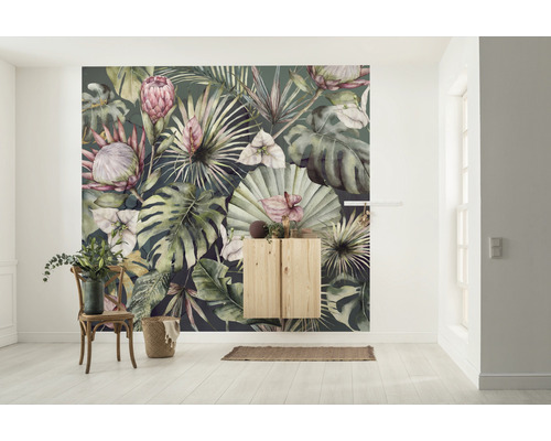 Woonkamer met botanisch fotobehang, houten kast en zitplaats