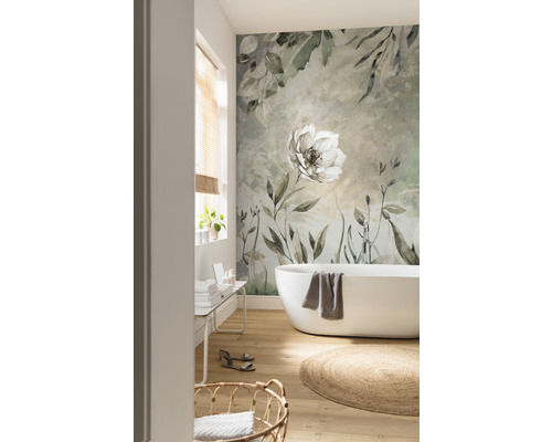 Lichte badkamer met bad, vloerkleed en bloemenbehang