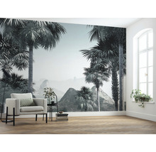 Woonkamer met fotobehang met palmmotief en fauteuil