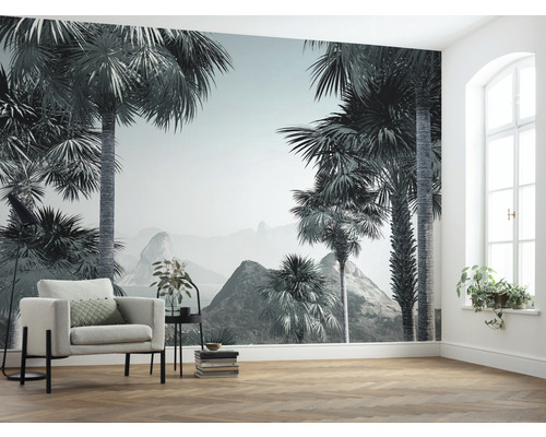 Woonkamer met fotobehang met palmmotief en fauteuil