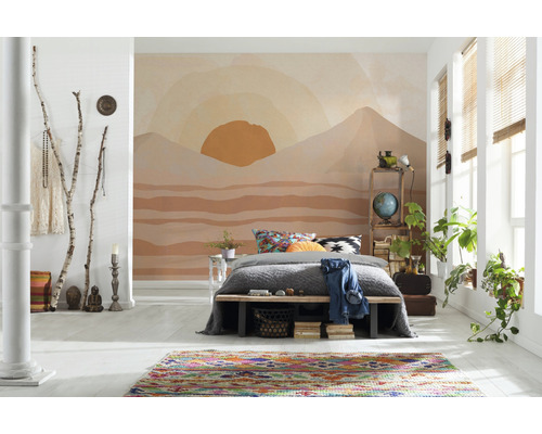 Lichte slaapkamer met bed, behang met patroon en decoratieve elementen