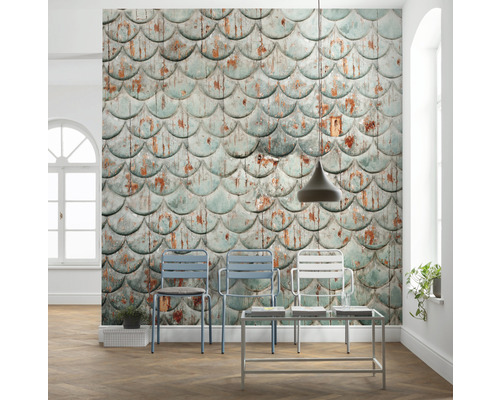 Decoratief interieur met visgraatbehang, stoelen en bijzettafel.