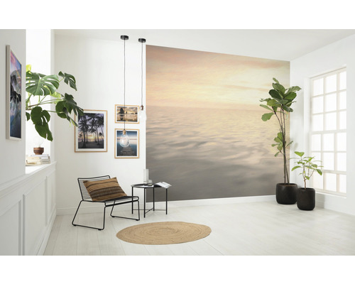 Woonkamer met fotobehang, stoel, tapijt en kamerplanten voor een lichte en vriendelijke sfeer