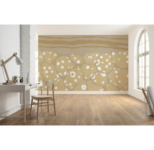 Lichte kamer met bureau, stoel en muurbehang met abstract patroon