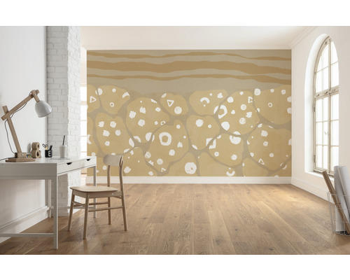 Lichte kamer met bureau, stoel en muurbehang met abstract patroon