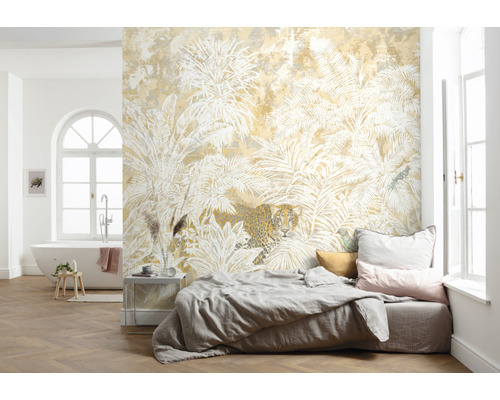 Woonkamer met junglebehang met tropische planten en een luipaard