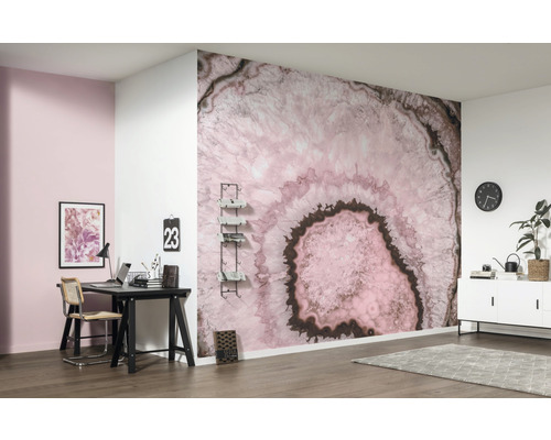 Kantoor met vliesbehang in roze agaatlook, bureau, stoel en dressoir