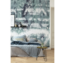 Slaapkamer met patroonbehang, bed en bijzettafel