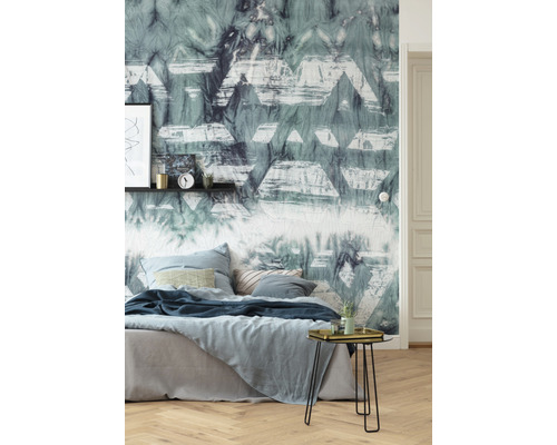 Slaapkamer met patroonbehang, bed en bijzettafel