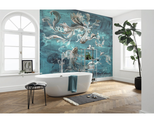 Badkamer met ligbad, rek, plant en fotobehang met vismotieven