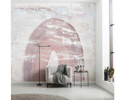 Woonkamer met patroonbehang, fauteuil, vloerlamp en bijzettafel