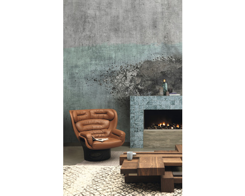 Woonkamer met fauteuil, salontafel en open haard