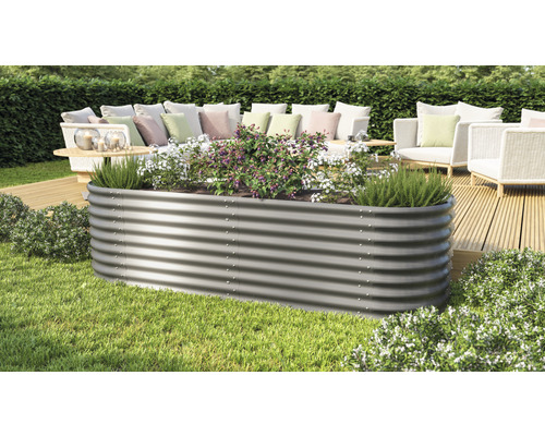Metalen verhoogde tuinbak met beplanting in de tuin