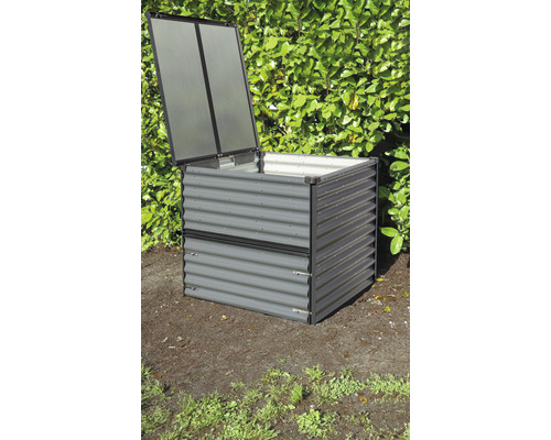 Open metalen compostbak in de tuin