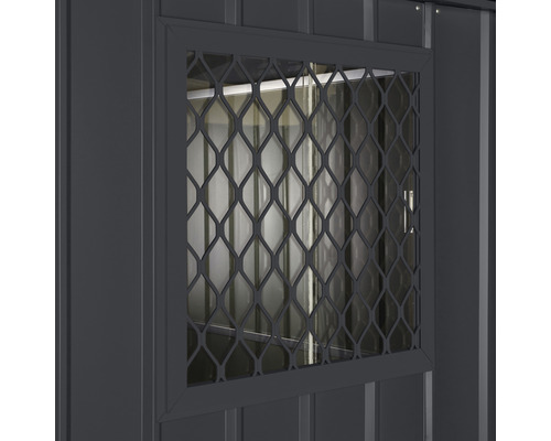 Detail van een venster met traliewerk voor een tuinhuis