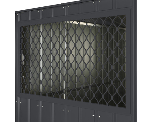 Detailweergave van een tuinhuis met een tralieraam