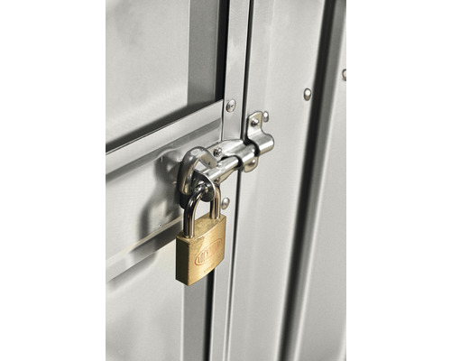 Hangslot op een metalen deur voor beveiliging