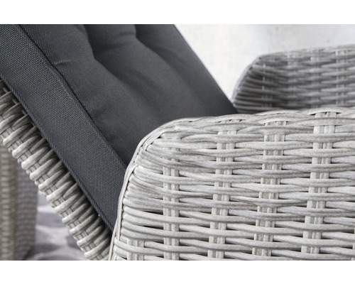 Detailopname van rotanmeubelen met kussen