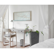 Lichte kamer met bureau, stoel, kamerplant en decoratieve afbeelding