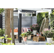 Terras met zitje, hangmand en planten in potten