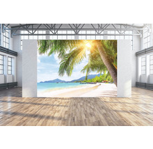 Fotobehang met strandmotief in een loftachtige ruimte.