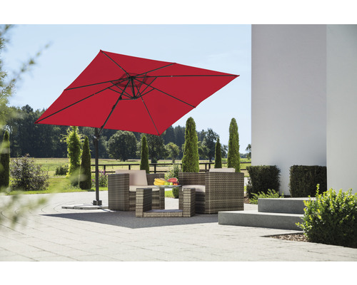 Vierkante parasol met rotan zitgroep op een terras