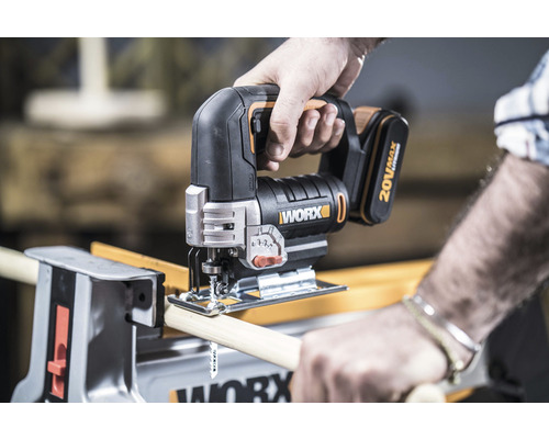 Accu-decoupeerzaag bij het zagen van een stuk hout, merk Worx