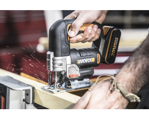 Accu decoupeerzaag bij het zagen van hout met spanen