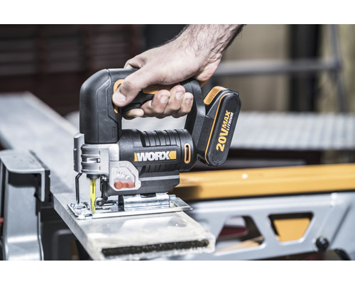 Accu decoupeerzaag in gebruik bij het zagen van hout