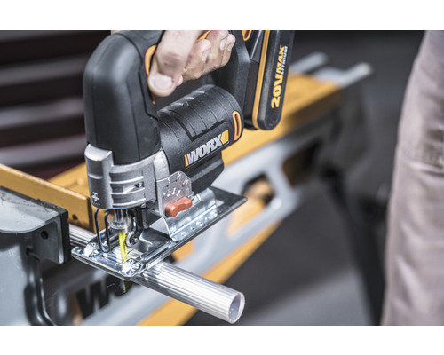 Accu decoupeerzaag bij het zagen van een metalen buis