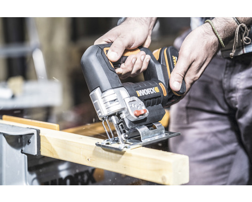 Accu decoupeerzaag in gebruik bij het zagen van hout