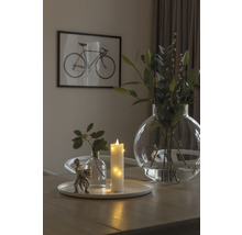 Decoratieve tafelopstelling met kaars, bloemen en fietsafbeelding