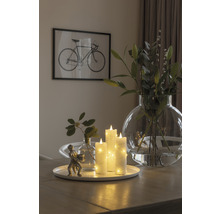 Decoratief arrangement met ledkaarsen op een tafel