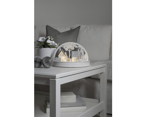 Decoratieve winterdorp scène met huizen en boom op een tafel