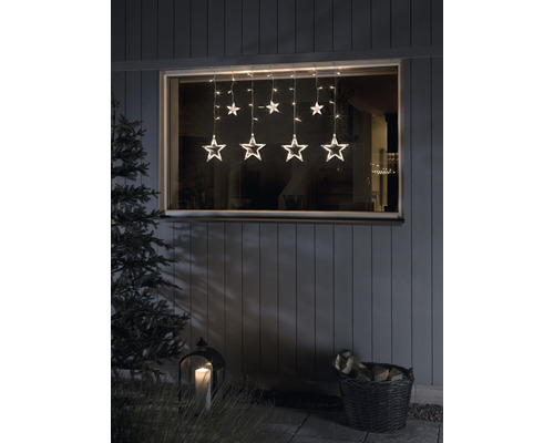 Raamdecoratie met sterrenlichtsnoer buitenshuis