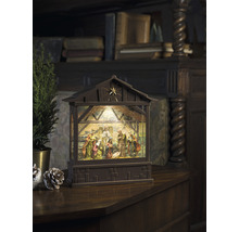 Decoratieve kerststal met verlichting en traditionele voorstelling.
